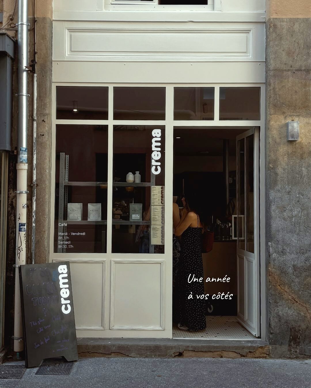 La porte ouverte et l'ardoise posée sur le trottoir.