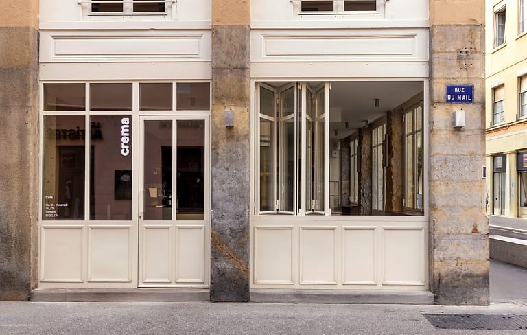 La devanture couleur crème de Crema, le nom peint en bas de casse sur la vitre, rue du Mail.