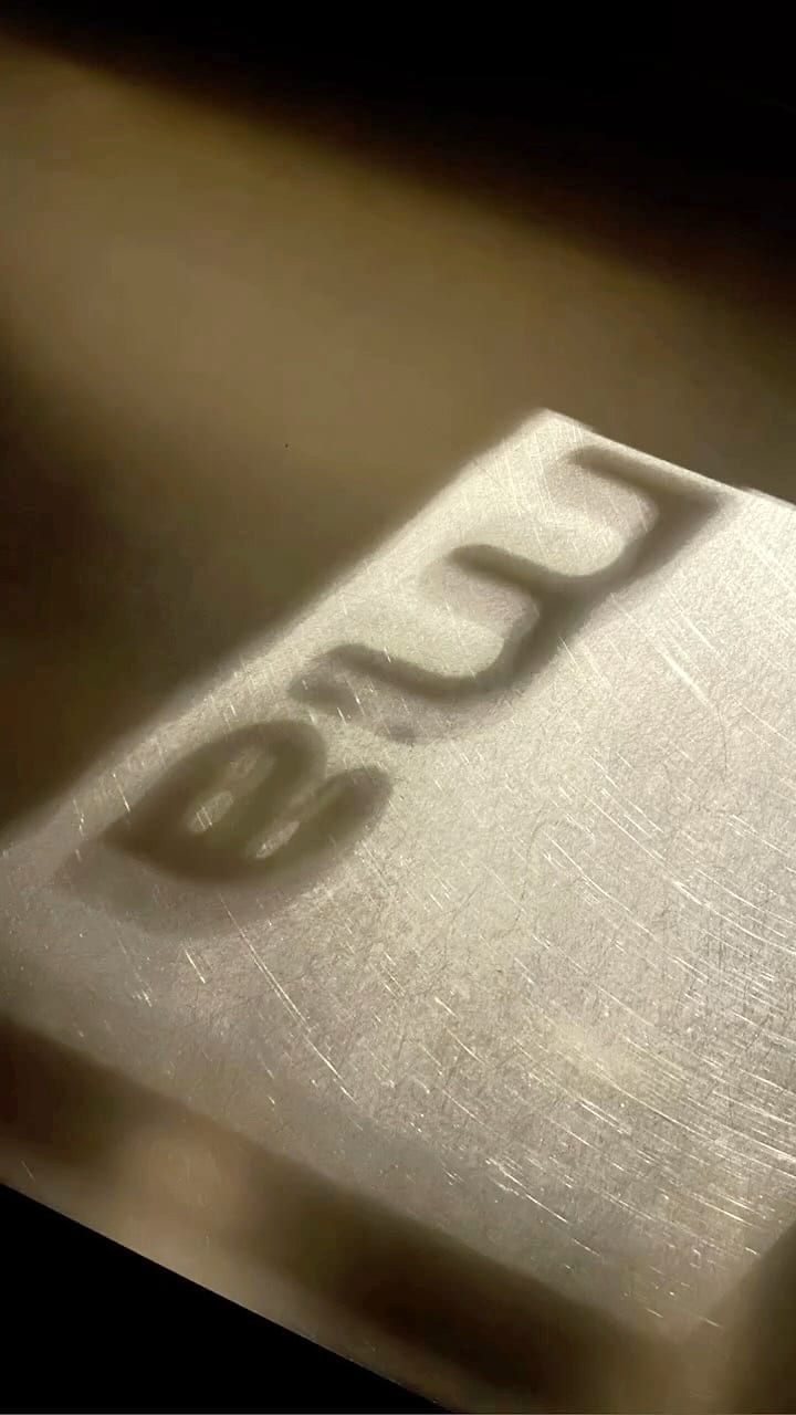 Le nom de Crema gravé dans l'inox du comptoir.