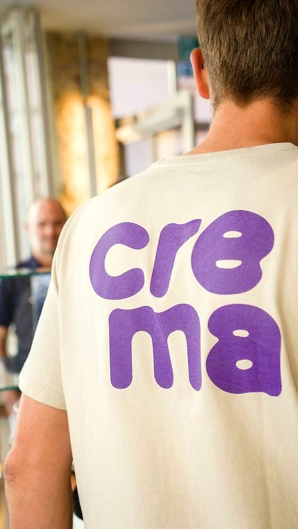 Le t-shirt de Crema, le nom en violet dans le dos, porté dans la salle.